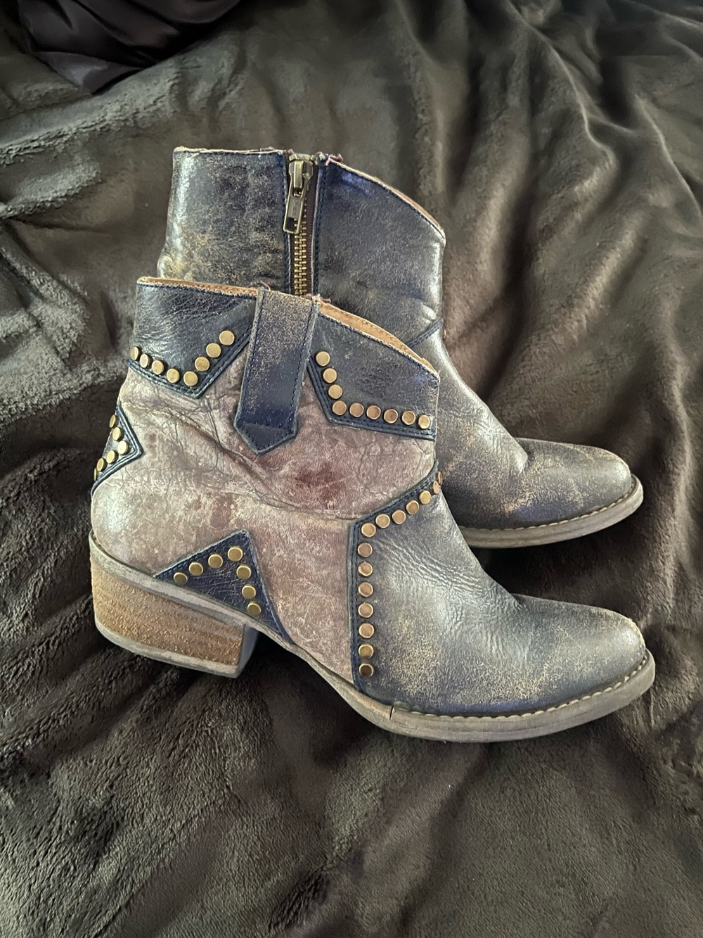 Circle G by Corral | Distressed studded star inlay western boots.